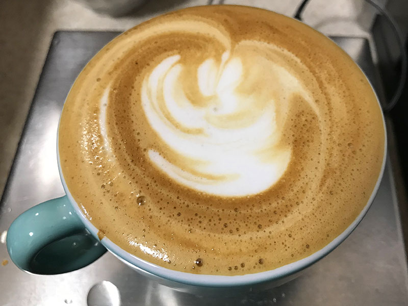 Café latté dans une tasse