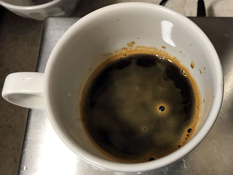 Dose d'espresso dans une tasse